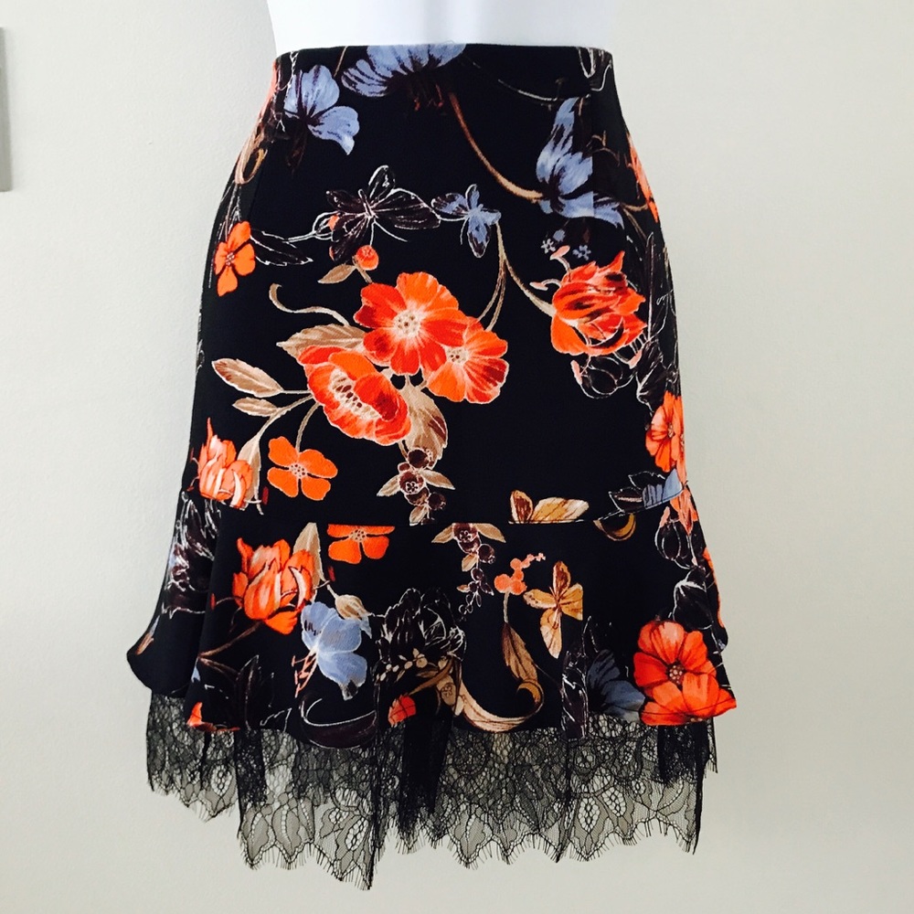 Flouncy lace hem floral skirt